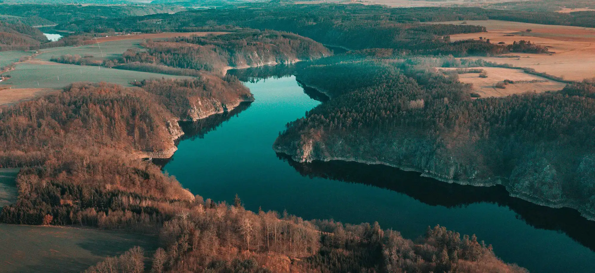 Viaje autor_hero_lago entre montañas.webp - Pangea Viajes