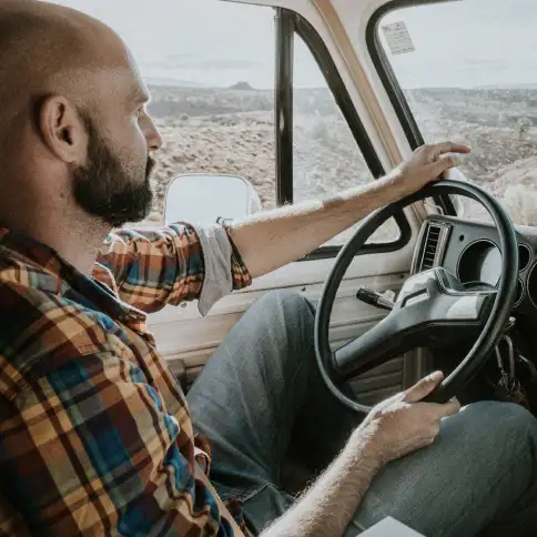 Viajes autor_Mosaico_Hombre coduciendo.webp - Pangea Viajes