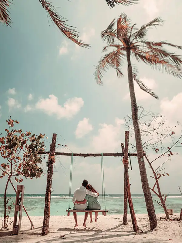 Viajes en pareja_Pareja en columpio.webp - Pangea Viajes