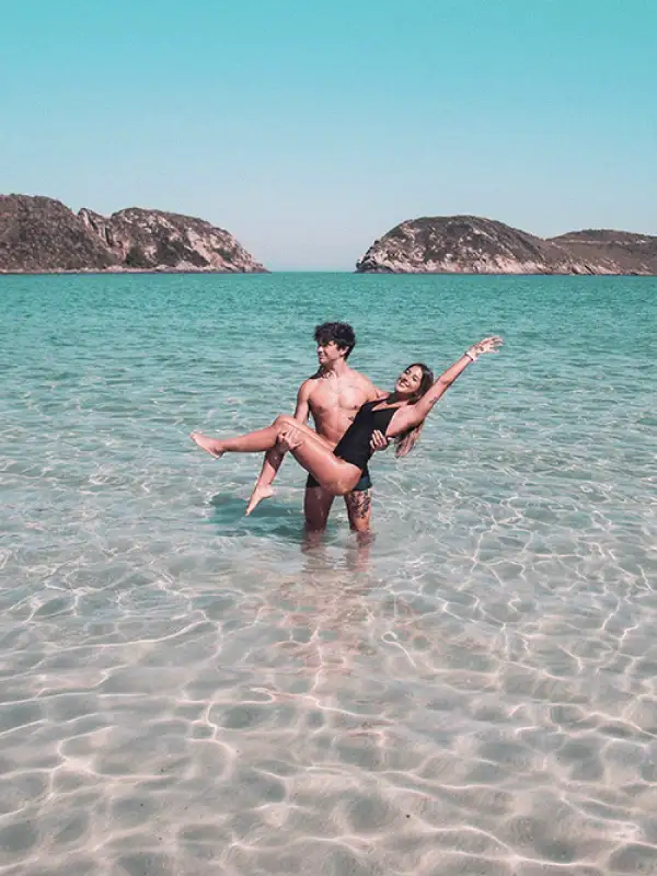 Novios_Mosaico_Pareja dentro del mar.webp - Pangea Viajes