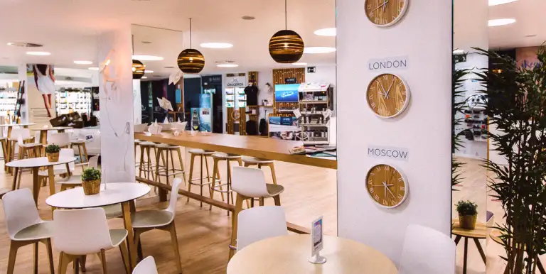 Single tienda_Mosaico_Interior tienda madrid pared con relojes.webp - Pangea Viajes